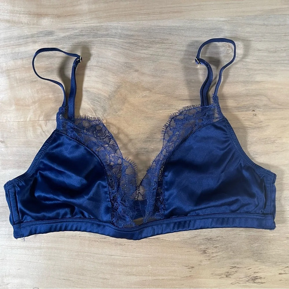 Victoria’s Secret blue satin and lace unlined bralette size small - Picture 1 of 4